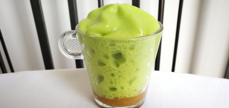 Capuccino de haba verde sobre crema de torrefacto de cebolla